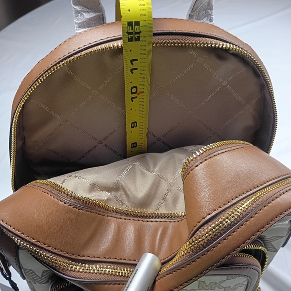 #3005 Brand new with tags, this authentic Michael Kors Jaycee Medium Zip Pocket - Picture 10 of 12